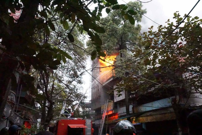 Hà Nội: Cháy lớn nhà 4 tầng, lan sang hai bên - Ảnh 4.