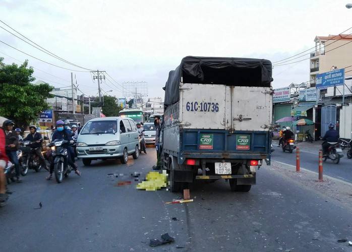 Xe máy lấn tuyến tông xe tải, một thanh niên tử vong - Ảnh 1.