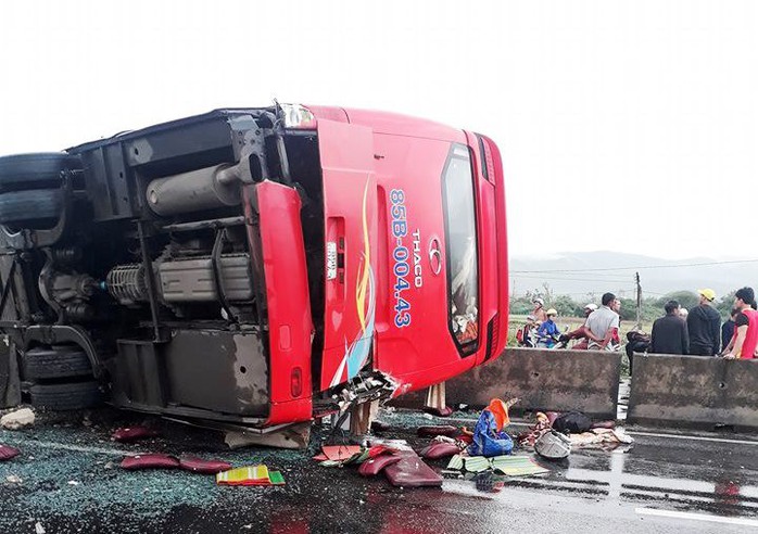 Mưa lớn, xe trên Quốc lộ 1 qua Khánh Hòa liên tục gặp tai nạn - Ảnh 2.