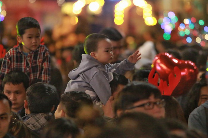 Hà Nội: Mọi đường đến Nhà thờ Lớn tắc nghẽn đêm Noel - Ảnh 27.