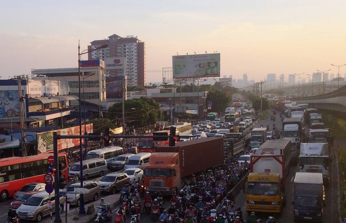 Xe đầu kéo “làm xiếc” trên cầu vượt thép ngã tư Thủ Đức - Ảnh 3.