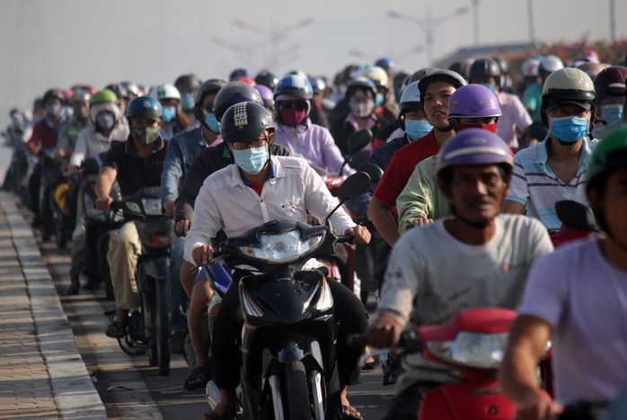 bắt đầu từ 7 giờ, lượng xe trên xa lộ Hà Nội đông đột biến, các phương tiện lưu thông khó khăn.