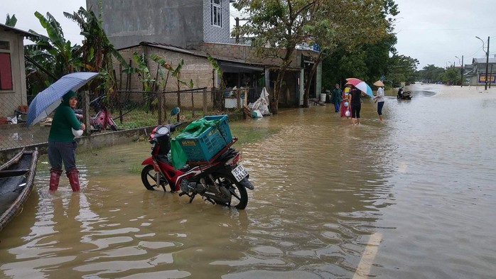 Miền Trung: Mưa lớn, các thủy điện xả lũ, nhiều vùng bị chia cắt - Ảnh 4.