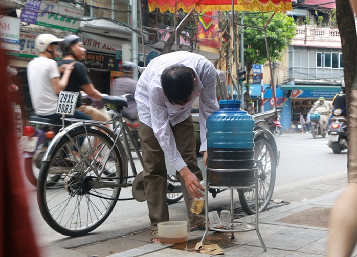 Bình nước, thùng bánh mì Thạch Sanh  giữa phố cổ Hà Nội - Ảnh 1.