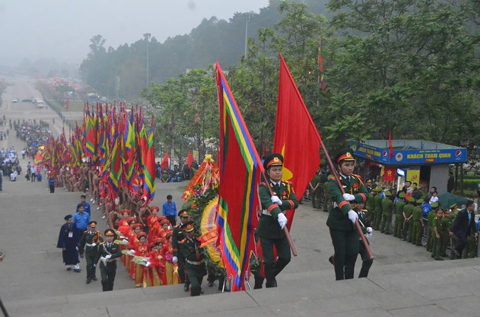 
Đúng 6 giờ, đoàn hành lễ bắt đầu di chuyển lên Đền
