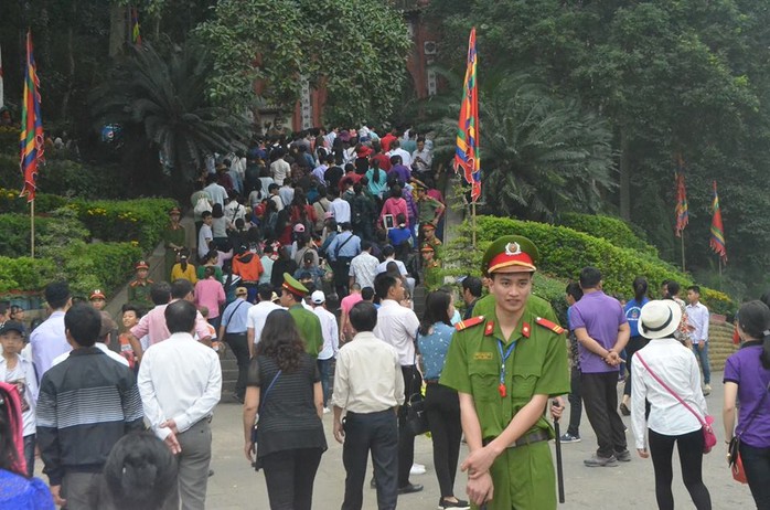 
Năm nay Lễ hội Đền Hùng được tổ chức sớm hơn một 1 giờ nên lượng khách đổ dồn lên đền Thượng không đông như mọi năm
