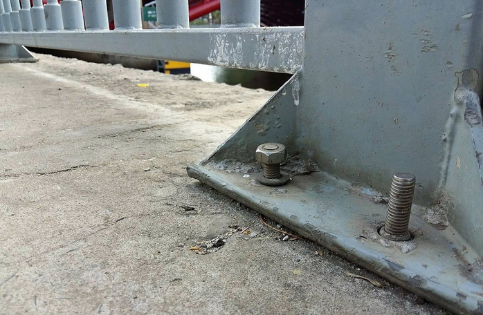 Khu vực dưới chân cầu Công Lý, đường Trường Sa, quận Phú Nhuận, TP HCM cũng bị kẻ gian đánh cắp mất ốc vít.