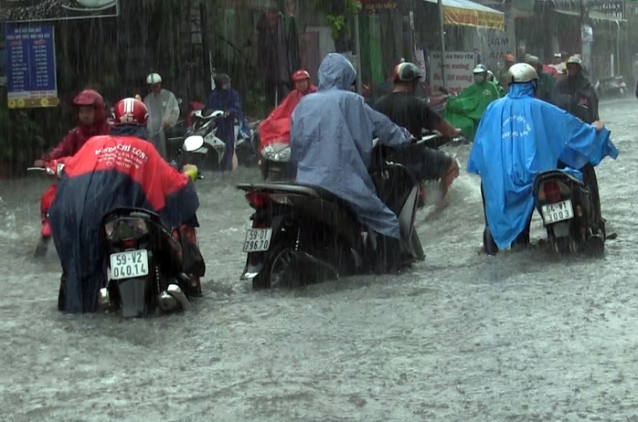 Mưa trắng trời, nhiều tuyến đường TP HCM lại ngập kinh hoàng - Ảnh 5.