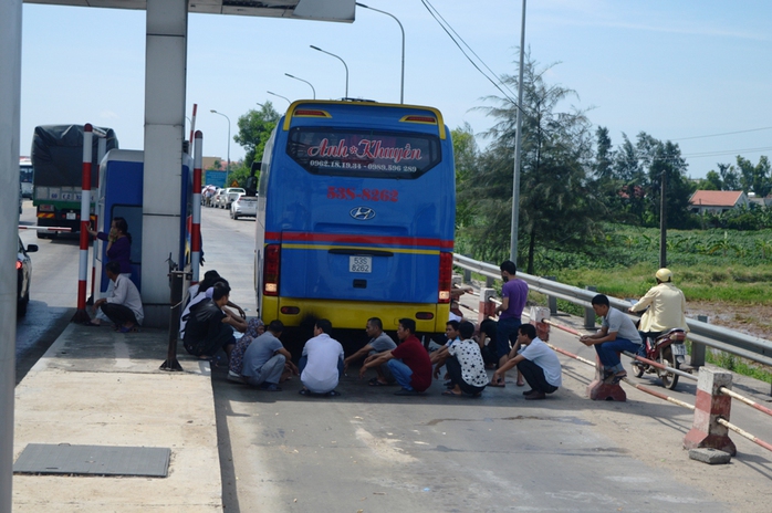 Hàng chục ô tô vây trạm thu phí Quán Hàu gây ách tắc giao thông - Ảnh 4.