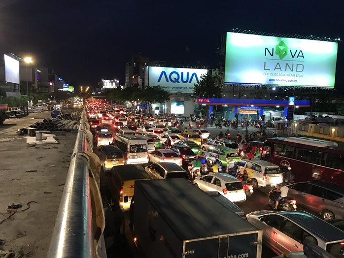 Ngàn người và xe chôn chân quanh sân bay Tân Sơn Nhất - Ảnh 4.