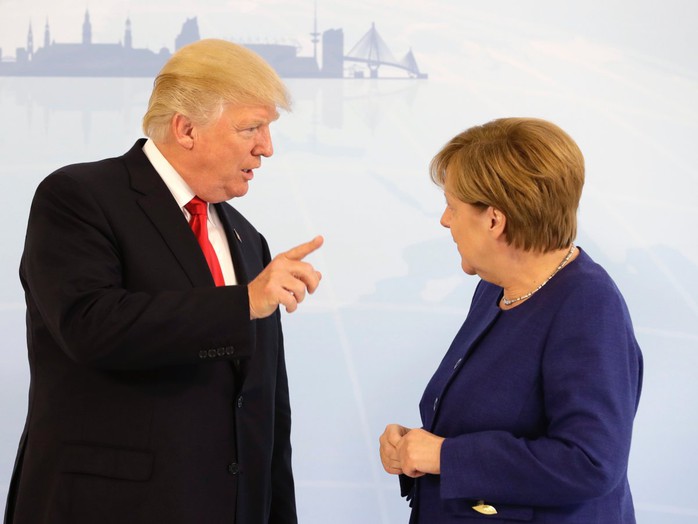 Tổng thống Donald Trump đã bắt tay bà Merkel - Ảnh 5.