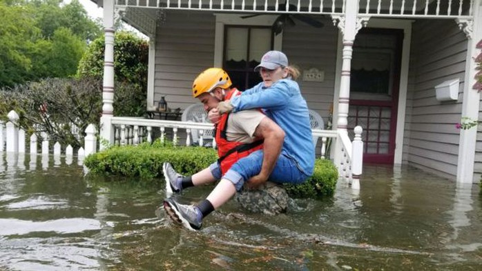 Mỹ: Bức ảnh gây sốc trong bão Harvey - Ảnh 3.