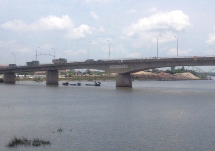 1 cán bộ dự án tỉnh Ninh Bình bỏ ô tô nhảy sông tự tử - Ảnh 1.