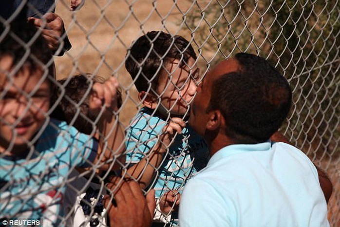 Cảm động nụ hôn qua hàng rào của ông bố tị nạn người Syria - Ảnh 3.