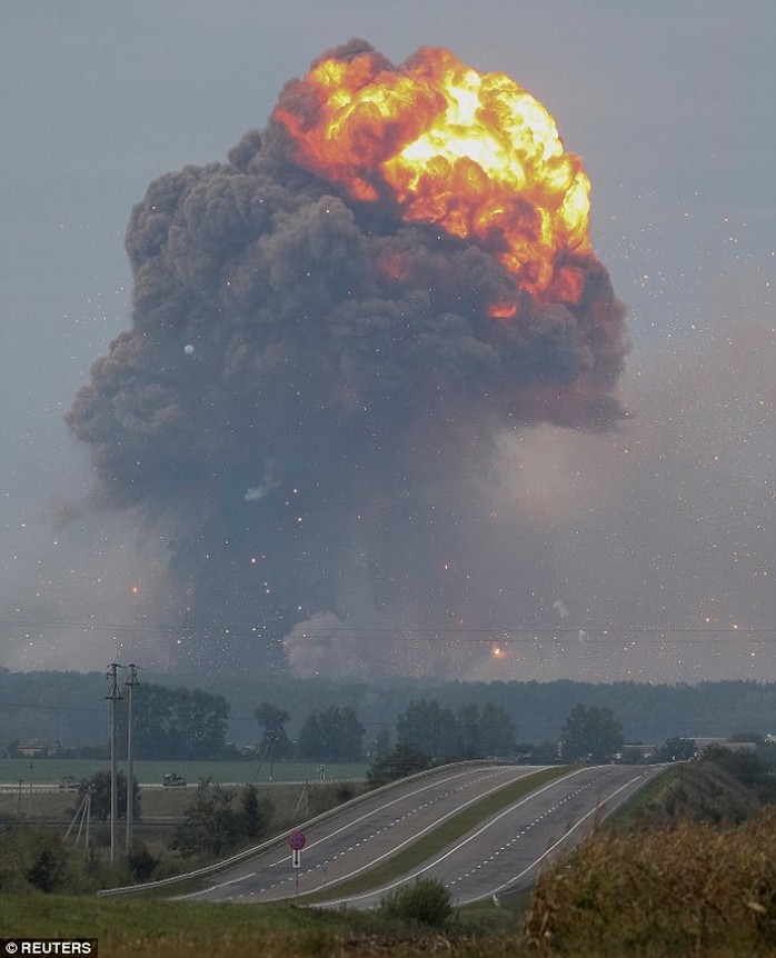 Ukraine: Nổ tại căn cứ quân sự, tên lửa bắn tứ tung lên trời - Ảnh 3.