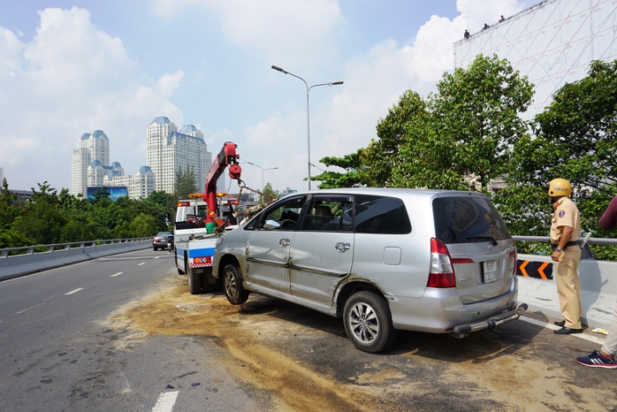 Toyota Innova văng như phim trên cầu Nguyễn Hữu Cảnh - Ảnh 2.