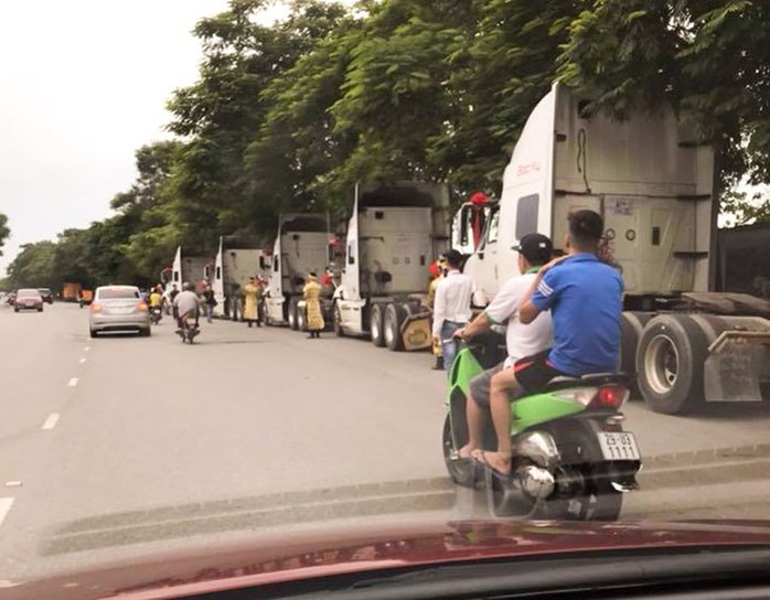 Dàn ôtô đầu kéo chục tỷ đi hỏi vợ tại Hải Phòng - Ảnh 3. Dàn ôtô đầu kéo chục tỷ đi hỏi vợ tại Hải Phòng - Ảnh 3.