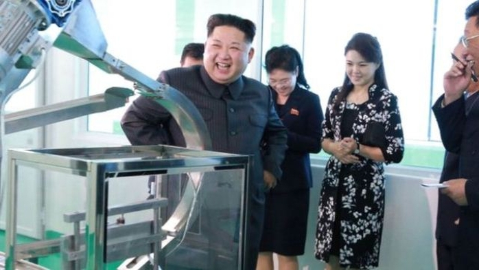 Ông Kim Jong-un tươi cười thăm nhà máy mỹ phẩm cùng vợ - Ảnh 1.