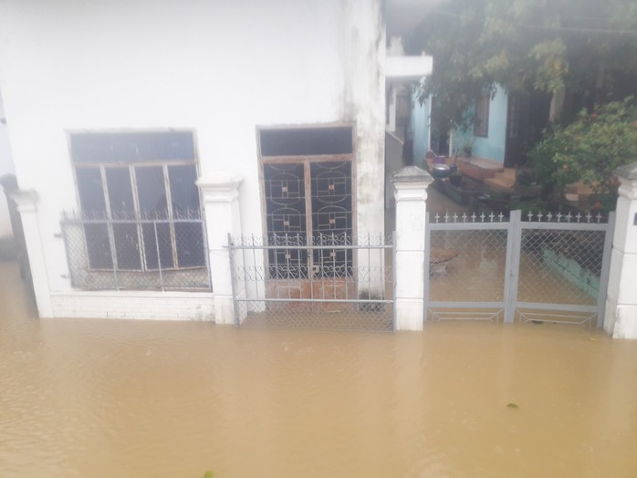 Làng mạc Quảng Nam ngập chìm trong nước, thủy điện vẫn xả lũ - Ảnh 12.
