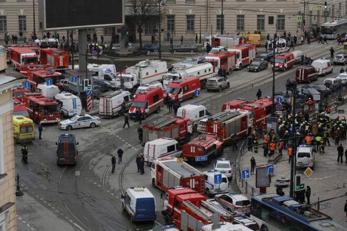 Xe cứu thương, cứu hỏa đổ về hiện trường. Ảnh: Reuters