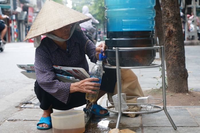 Bình nước, thùng bánh mì Thạch Sanh  giữa phố cổ Hà Nội - Ảnh 5.