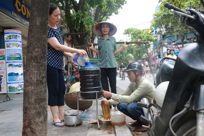 Bình nước, thùng bánh mì Thạch Sanh  giữa phố cổ Hà Nội - Ảnh 6.