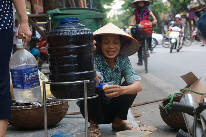 Bình nước, thùng bánh mì Thạch Sanh  giữa phố cổ Hà Nội - Ảnh 7.