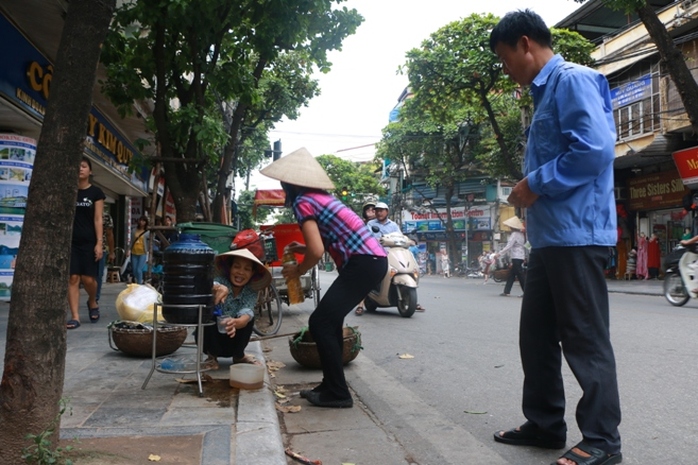 Bình nước, thùng bánh mì Thạch Sanh  giữa phố cổ Hà Nội - Ảnh 8.