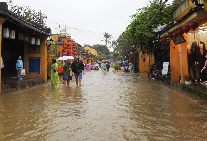 Lũ vượt báo động III,  Hội An chìm trong biển nước - Ảnh 3.