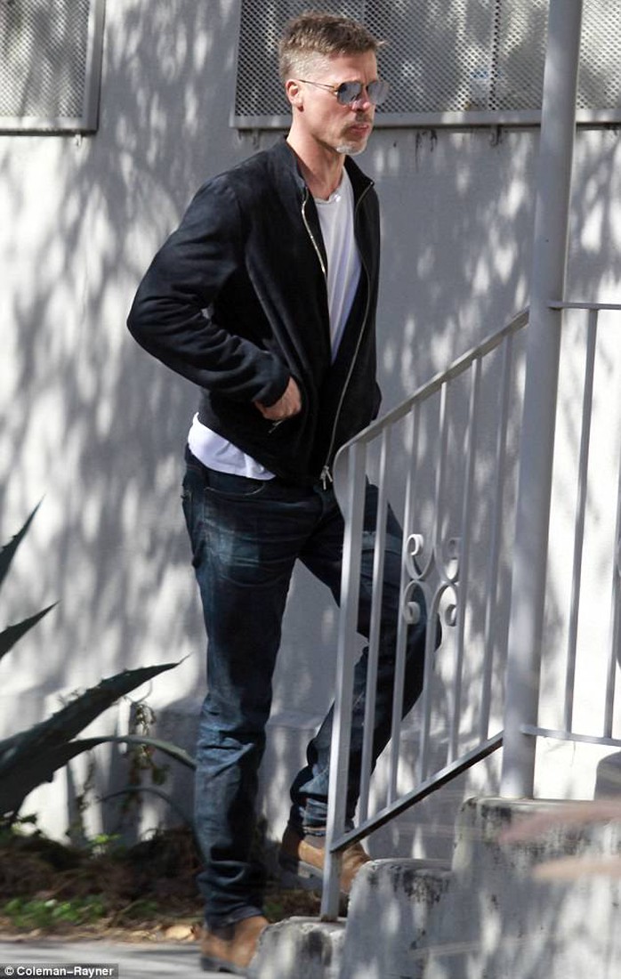 Brad Pitt trông gầy xơ xác