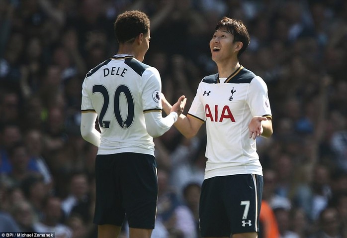 
Cầu thủ người Hàn Quốc Heung-Min Son (phải) ghi dấu ấn trong chiến thắng của Tottenham
