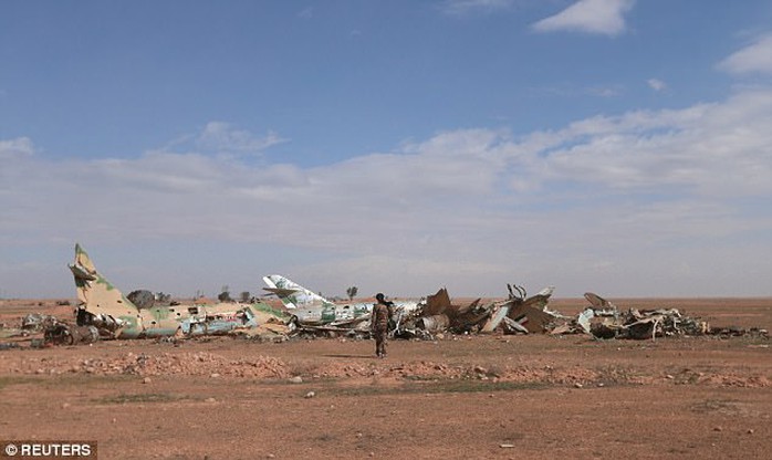 
Vụ không kích nhầm xảy ra tại thị trấn Tabqa hôm 11-4. Ảnh: REUTERS
