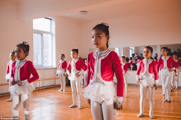 
Múa hát là một loại hình nghệ thuật rất quan trọng ở Triều Tiên.Trẻ em học múa hát từ thuở nhỏ. Ảnh: Adam Baidawi
