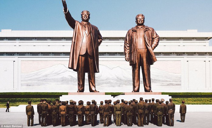 
Chủ nhân của loạt ảnh cho biết hình ảnh hay tượng của các lãnh đạo Triều Tiên xuất hiện ở hầu hết mọi địa điểm công cộng. Ảnh: Adam Baidawi

