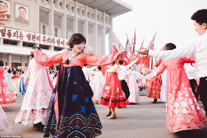 
Người dần Triều Tiên thường nhảy múa tập thể để tôn vinh các lãnh đạo. Ảnh: Adam Baidawi
