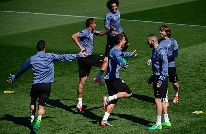 
Ronaldo làm trò tạo không khí vui vẻ trong suốt buổi tập
