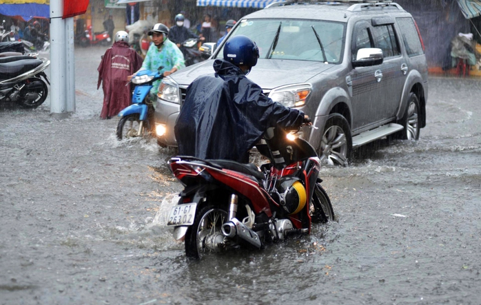 TP HCM lại chìm trong biển nước - Ảnh 5.