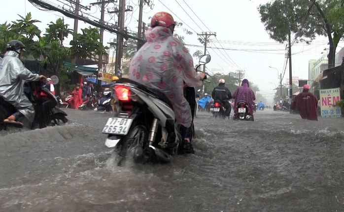 Mưa trắng trời, nhiều tuyến đường TP HCM lại ngập kinh hoàng - Ảnh 3.