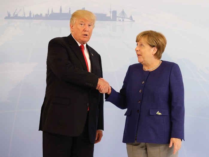 Tổng thống Donald Trump đã bắt tay bà Merkel - Ảnh 1.