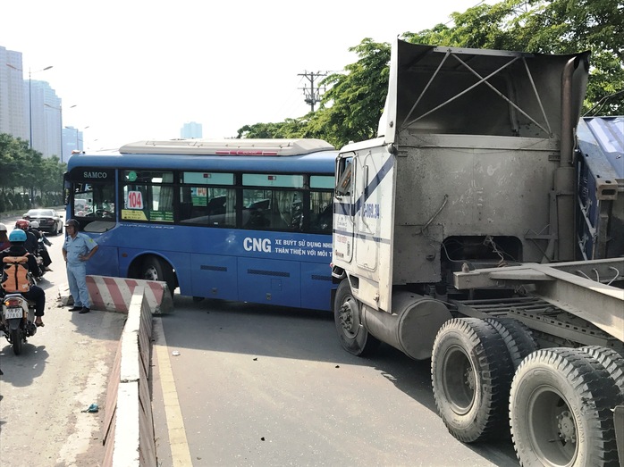 Xe đầu kéo tông văng xe buýt, đè bẹp xe máy ở cầu Sài Gòn - Ảnh 1.