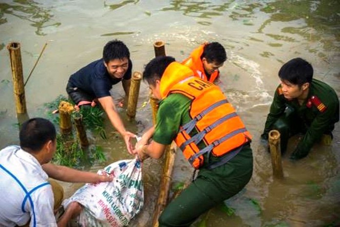 Công an, bộ đội dầm  mình trong nước ăn vội, giúp dân chống lũ dữ - Ảnh 9.