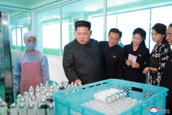 Ông Kim Jong-un tươi cười thăm nhà máy mỹ phẩm cùng vợ - Ảnh 2.