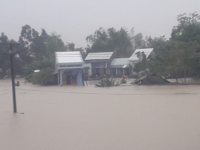 Làng mạc Quảng Nam ngập chìm trong nước, thủy điện vẫn xả lũ - Ảnh 11.