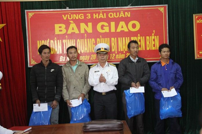 Kịp thời cứu 4 ngư dân Quảng Bình bị chìm tàu trên biển - Ảnh 2.