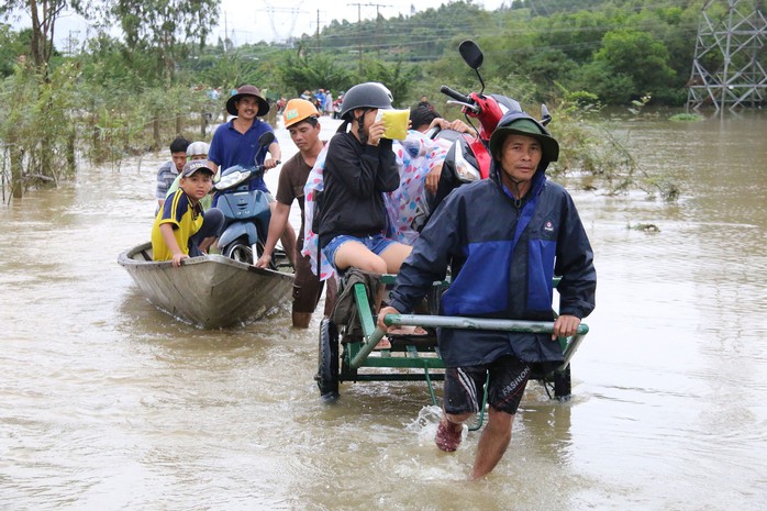 Mưa lũ gây ngập nhiều vùng ở Quảng Nam, Thừa Thiên - Huế - Ảnh 1.