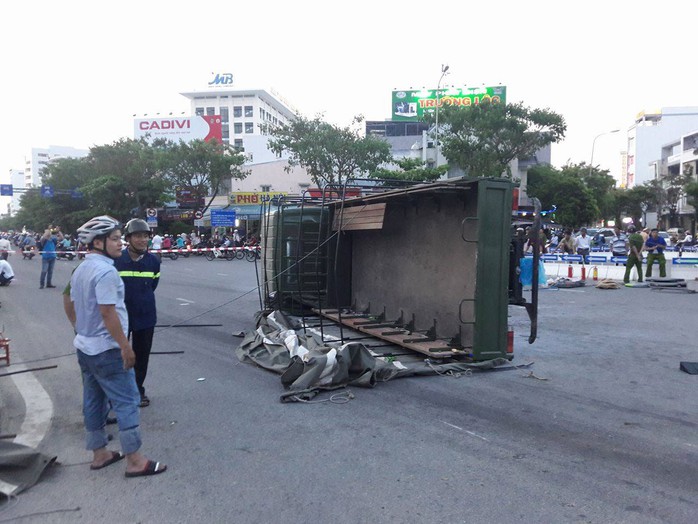 
Hiện trường vụ xe cảnh sát bị đâm ngang hông ở TP Đà Nẵng. Ảnh: BÍCH VÂN
