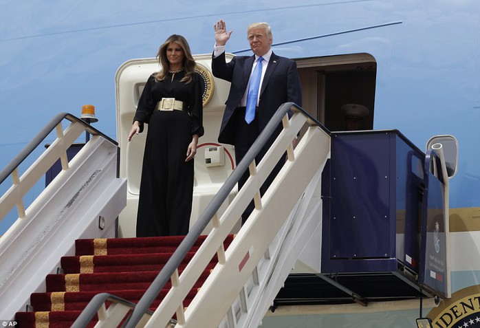 Quốc vương Ả Rập Saudi ra tận sân bay đón ông Trump - Ảnh 2.