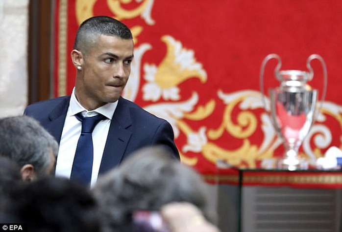 Ronaldo xuống tóc rước cúp cùng Real Madrid - Ảnh 8.