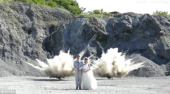 Nhật: Liều lĩnh chụp ảnh trên nền một vụ nổ - Ảnh 2.