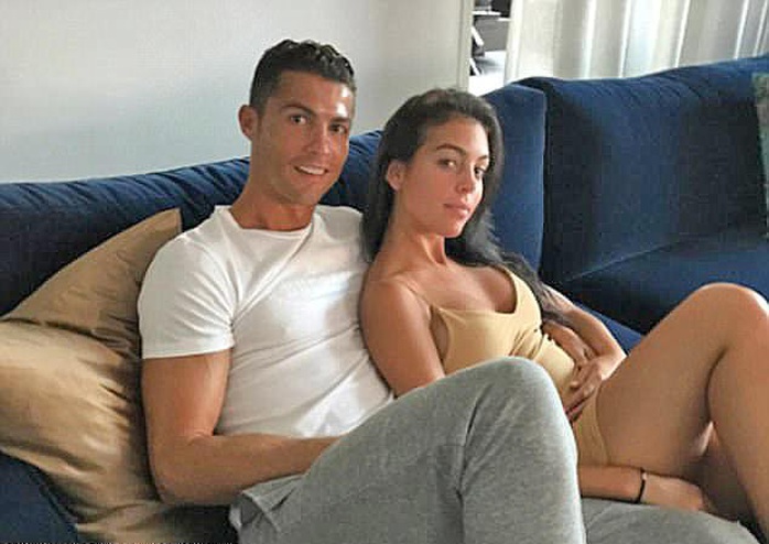 Ronaldo lần đầu khoe 2 con sinh đôi - Ảnh 3.